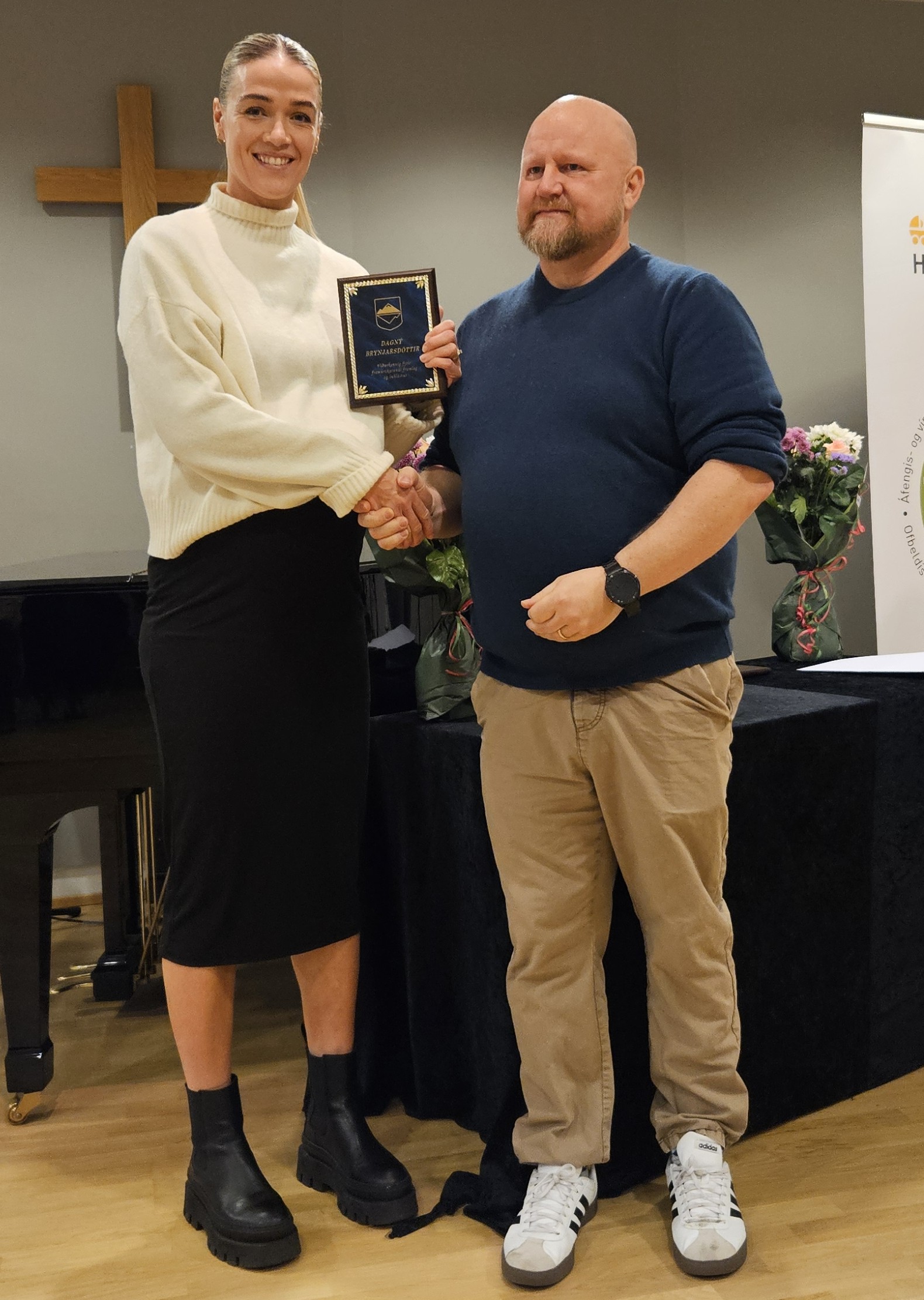 Dagný Brynjarsdóttir ásamt Viðari M. Þorsteinssyni formanni Heilsu-, íþrótta- og tómstundanefnd RY
