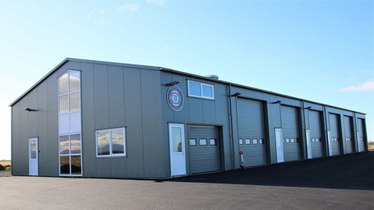 Nýja húsið er glæislegt að utan sem innan.