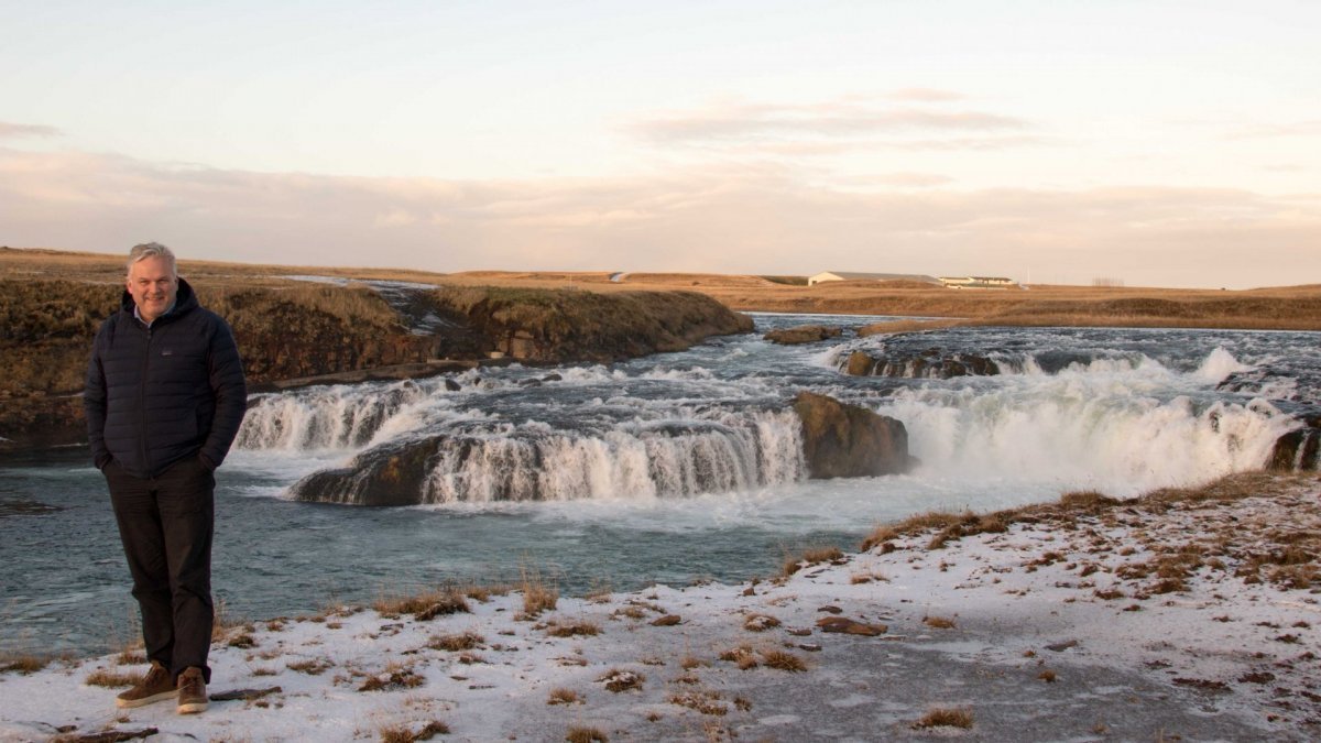 Ágúst Sigurðsson, sveitarstjóri, við Ægissíðufoss.