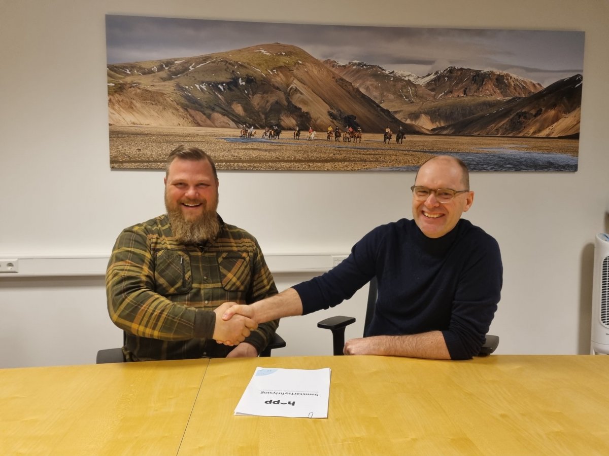 Ársæll Hauksson f.h. Southcoast Adventure og Jón G. Valgeirsson sveitarstjóri við undirritun samstar…