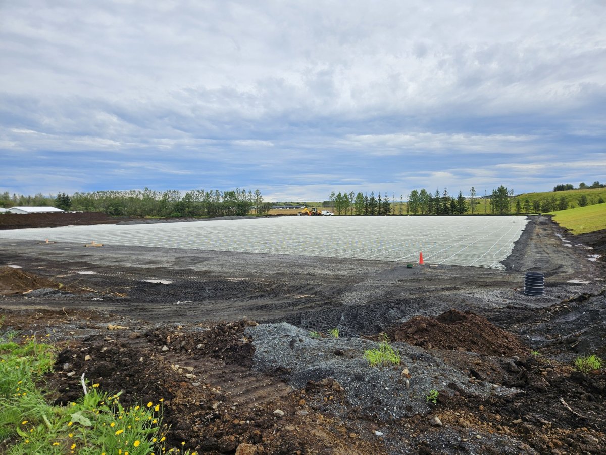 Völlurinn í dag, 7. ágúst 2025. Búið er að leggja hitalagnirnar og næsta skref verður að koma grasin…