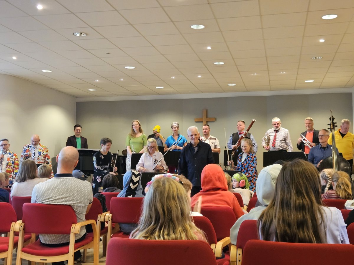 Sinfoníuhljómsveit Suðurlands ásamt Gunna og Felix í safnaðarheimilinu á Hellu