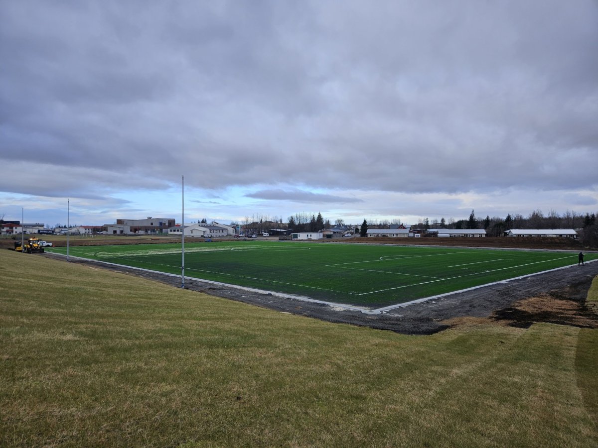 Mynd af vellinum tekin 24. október 2025. Útsýni úr brekkunni austan megin vallarins. Í forgrunni vin…