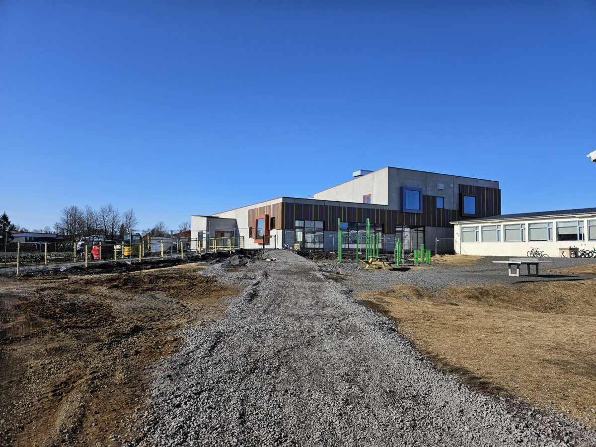 Í þessum hluta nýbyggingarinnar verða leikskóladeildirnar tvær en húsið kemst í fulla notkun í haust&hellip;