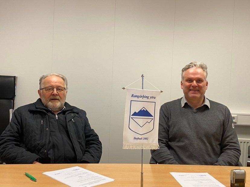 Guðbjörn Ingvarsson f.h. Anna ehf ásamt Ágústi Sigurðssyni sveitarstjóra Rangárþings ytra.