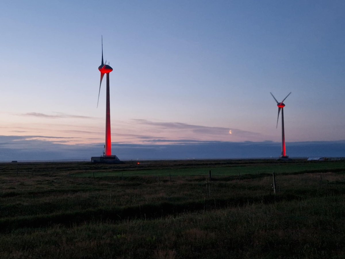 Svona litu vindmyllurnar út með rauðri lýsingu í ljósakiptunum í ágúst.