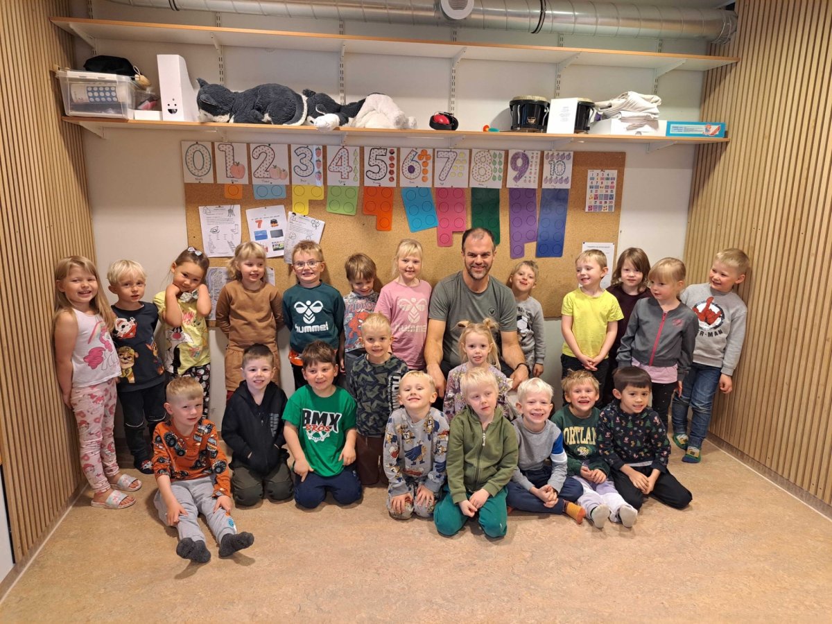 Garðar Þorfinsson héraðsfulltrúi Landgræðslunnar ásamt elsta árgangi Heklukots.