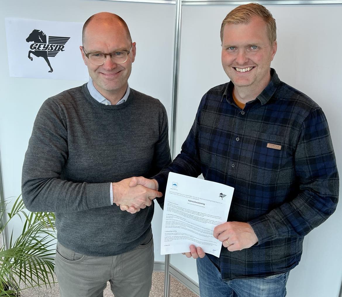 Jón Valgeirsson, sveitarstjóri RY og Eiríkur Vilhelm Sigurðsson, formaður Geysis handsala samninginn…