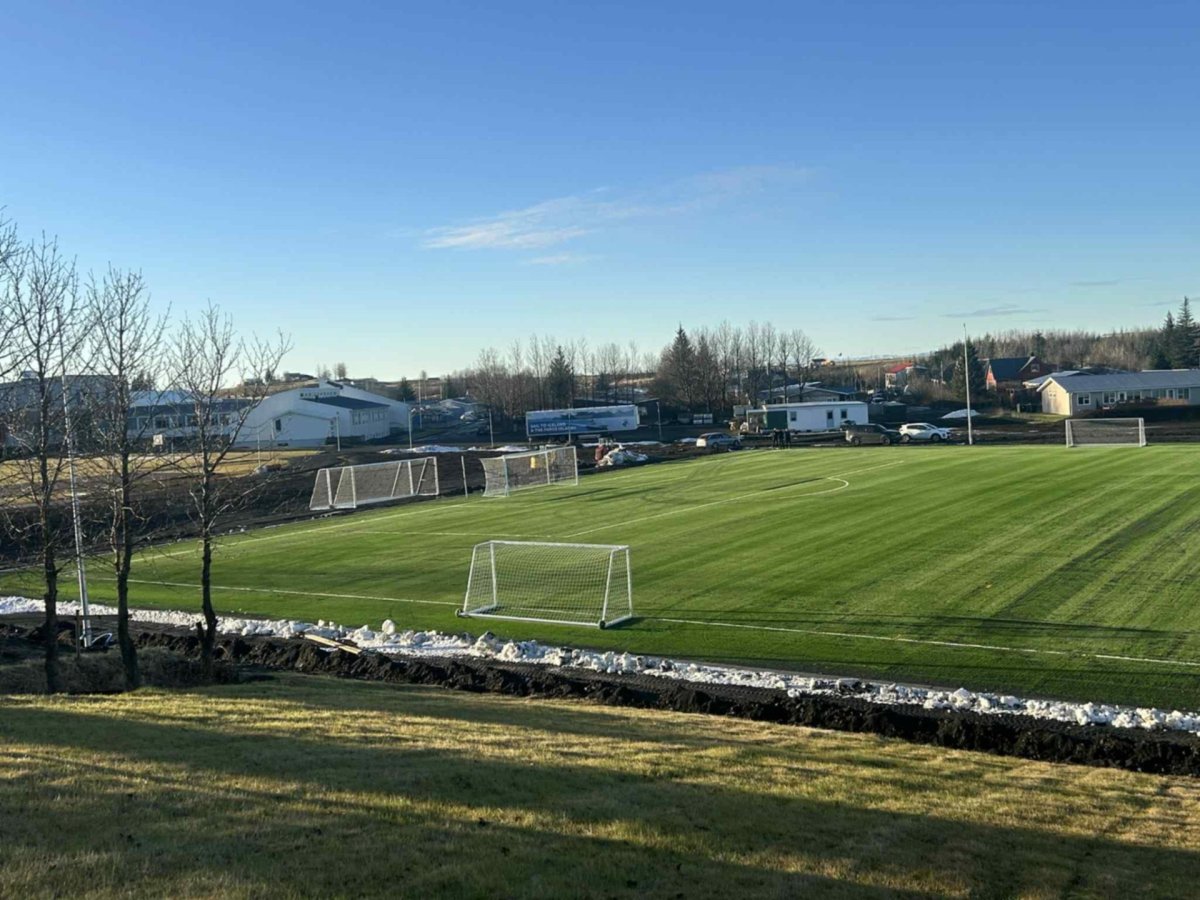 Gervigrasvöllurinn tilbúinn