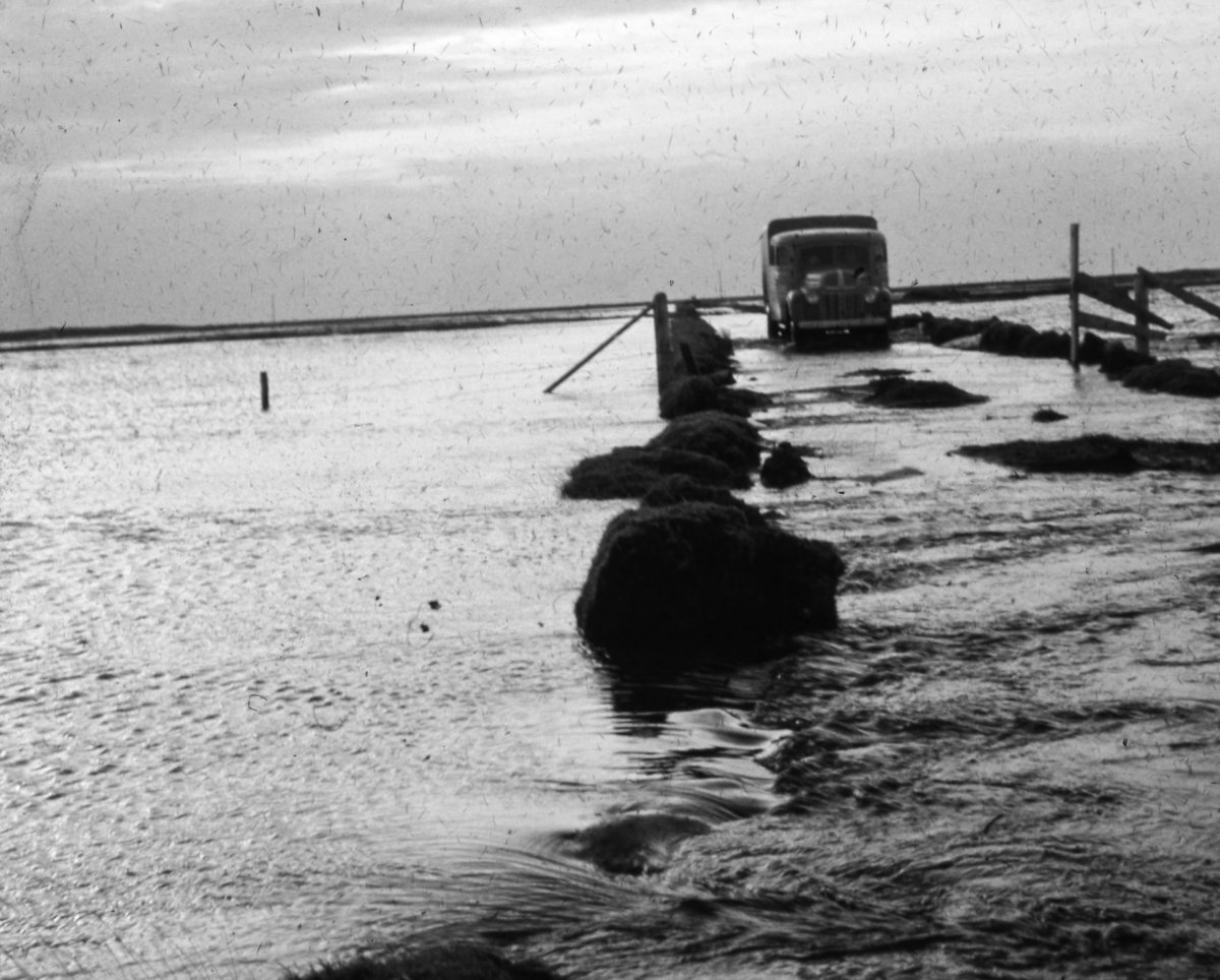 Bíll á Djúpósstíflu 
Mynd: Stolzenwald