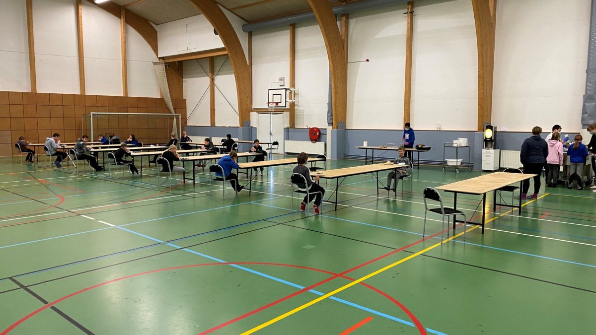 Mötuneyti Grunnskólans á Hellu líkt og annara hefur nú verið skipt upp og börnin borða í hollum með …