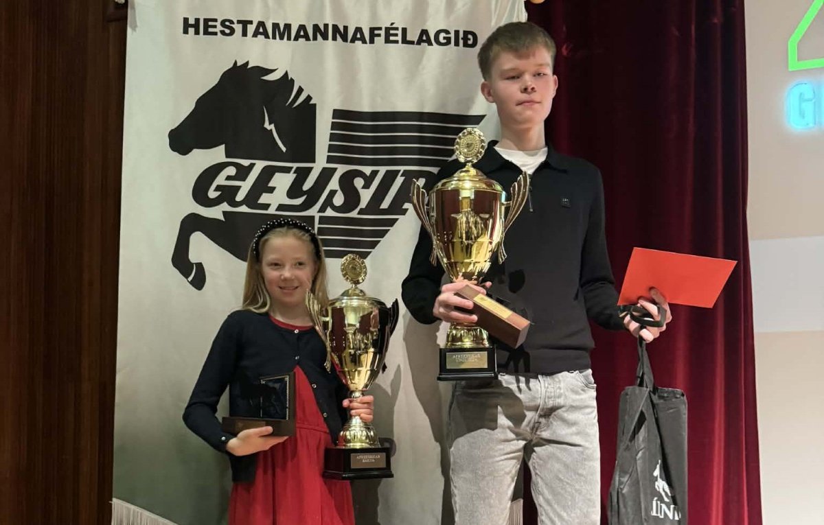 Viktoría Huld og Dagur með verðlaunin / Mynd: Hestamannafélagið Geysir