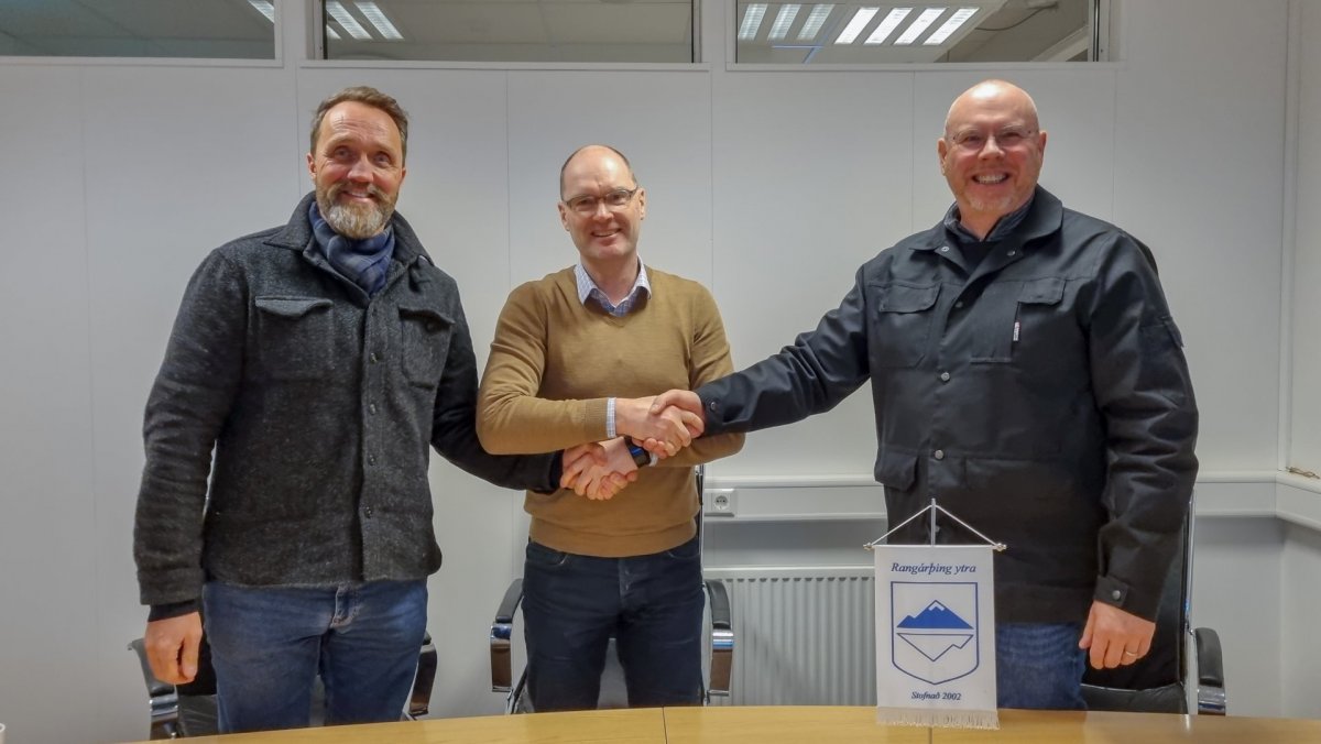 Guðmundur Ingi Hjartarson f.h. Fossdala, Jón G. Valgeirsson sveitarstjóri Rangárþings ytra og Lýður …