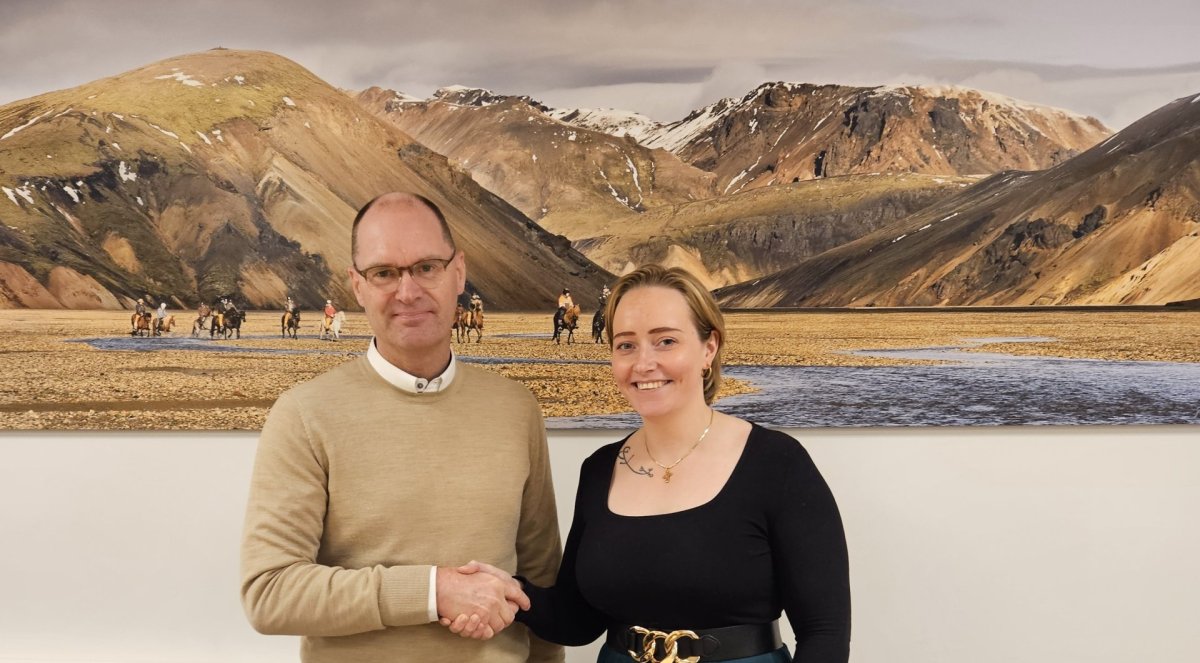 Fjóla Kristín B. Blandon og Jón G. Valgeirsson sveitarstjóri handsala ráðninguna.