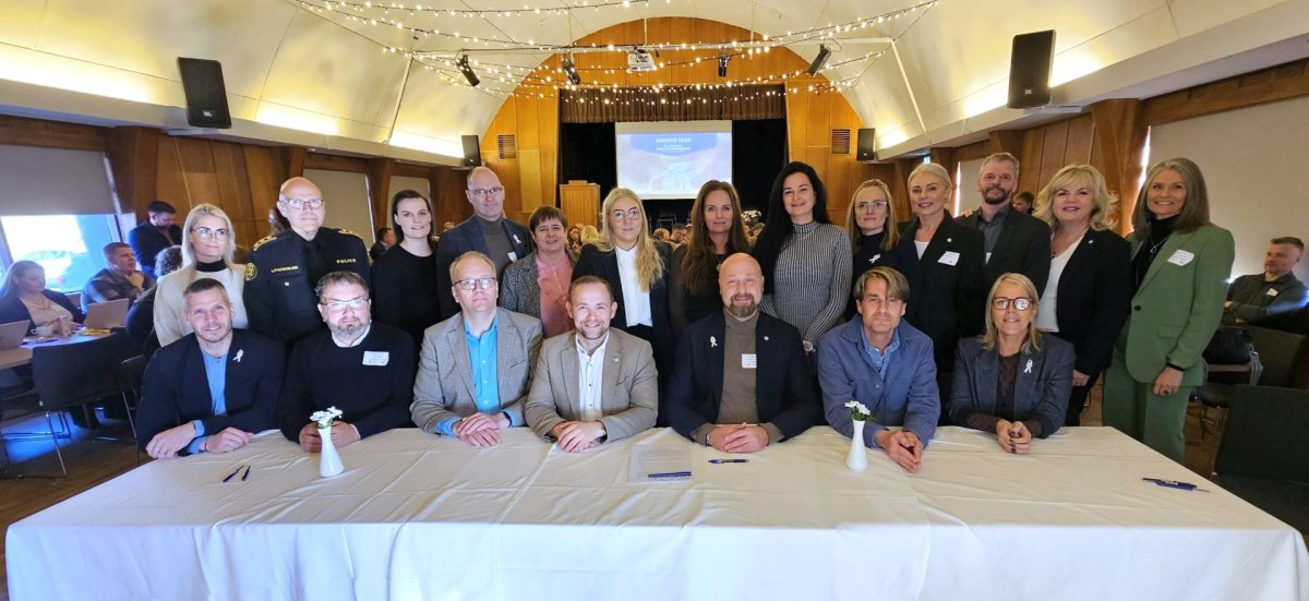 Frá undirritun samstarfsyfirlýsingarinnar á ársþingi SASS - fulltrúar allra sveitarfélaga og þjónust…