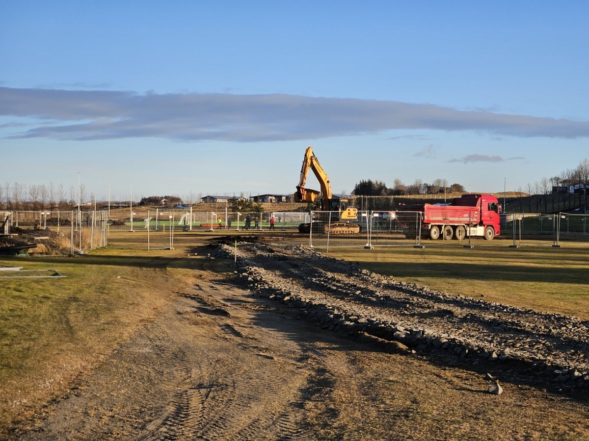 Grafið fyrir grunni nýja leikskólans á Hellu.