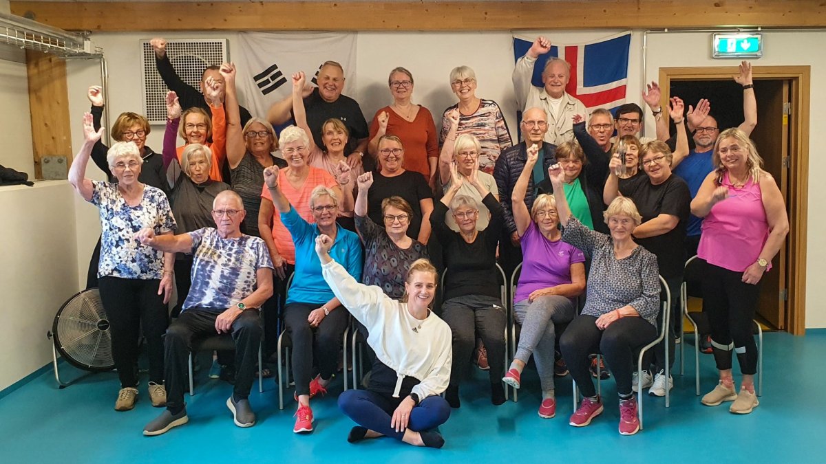 Drífa Nikulásdóttir þjálfari ásamt hluta hópsins sem æfir í Íþróttahúsinu á Hellu.