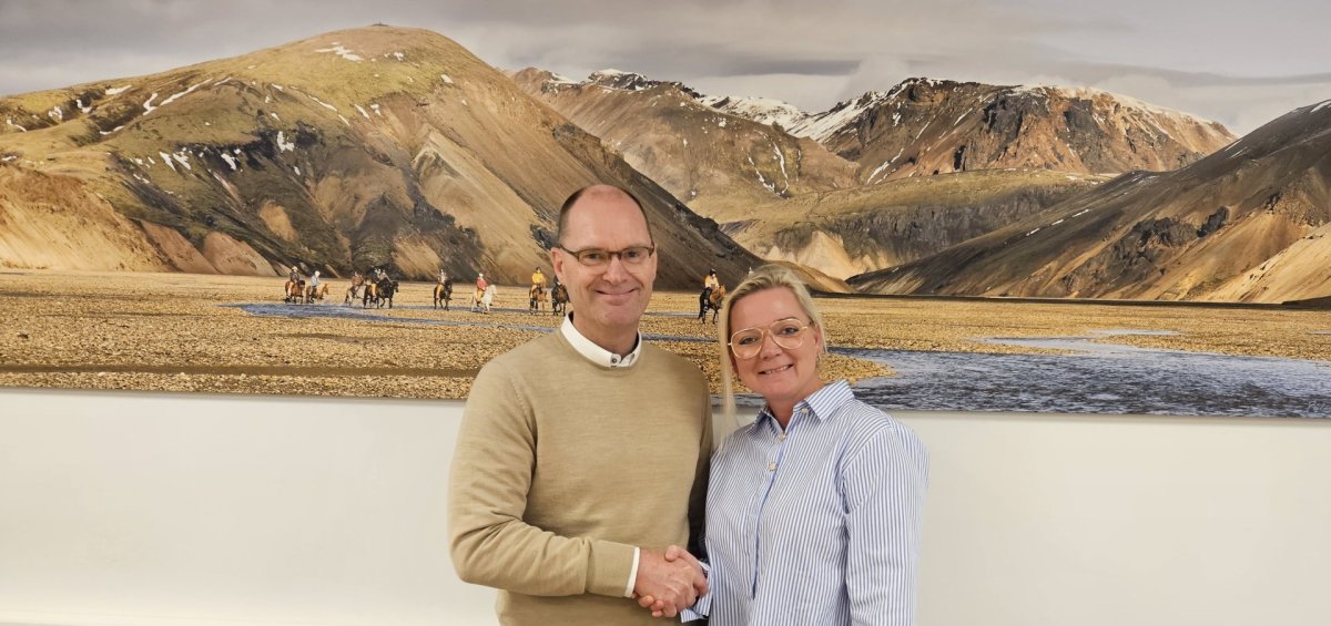 Jón G. Valgeirsson og Hulda Jónsdóttir handsala ráðninguna