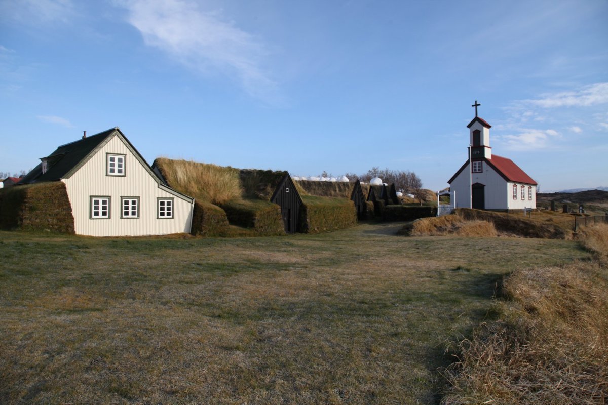Keldnakirkja og gamli torfbærinn á Keldum