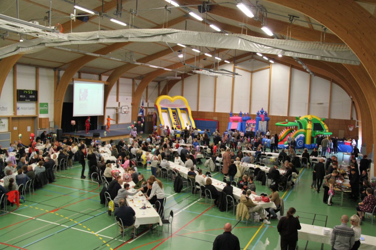 Hátíð í fullum gangi - dýrmætt að eiga stórt íþróttahús sem rúmar mörg hundruð gesti og hoppukastala…