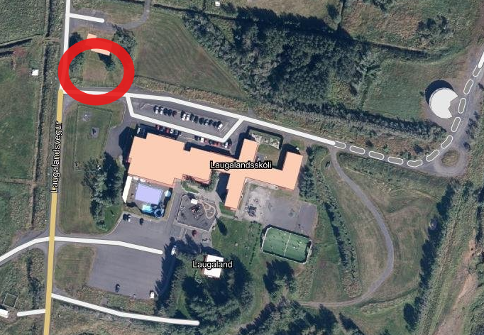 Loftmynd af skólasvæðinu á Laugalandi - umrætt svæði er innan rauða hringsins.