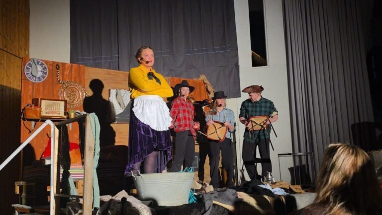 Nokkrir nemendanna á sviði // Mynd frá Laugalandsskóla