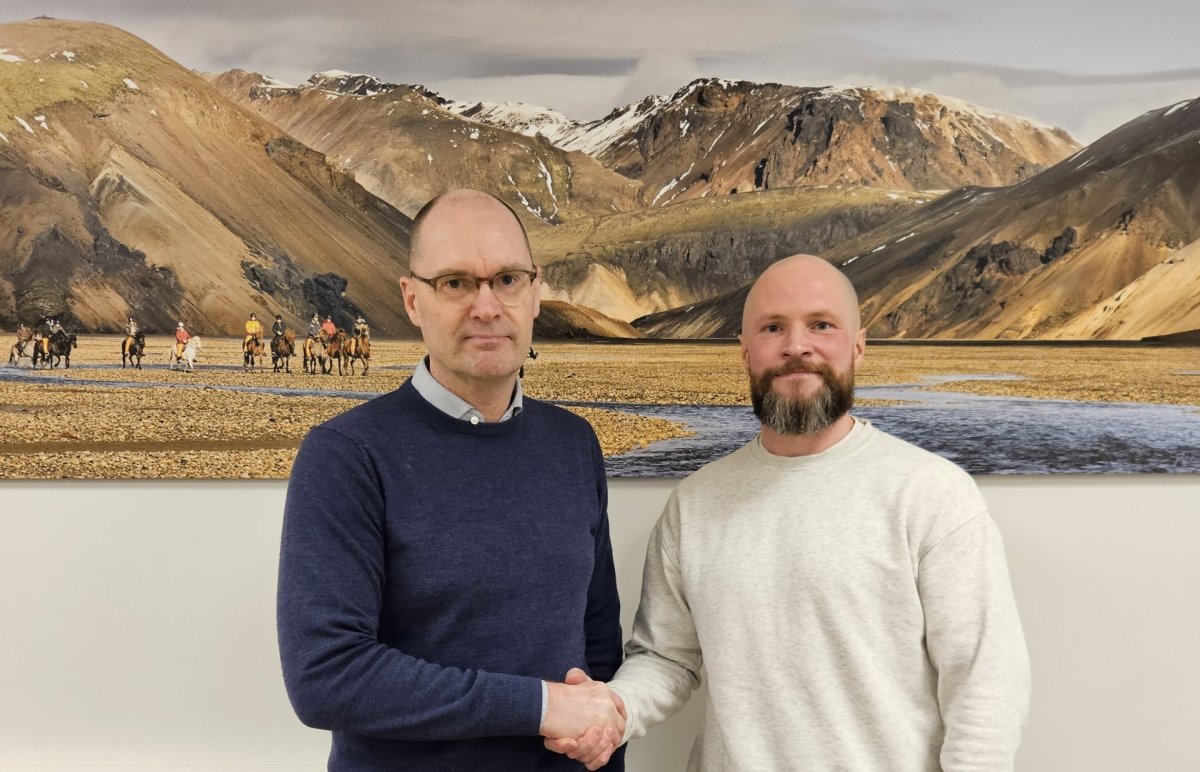 Jón G. Valgeirsson sveitarstjóri og Vilhjálmur A. Einarsson handsala samninginn.