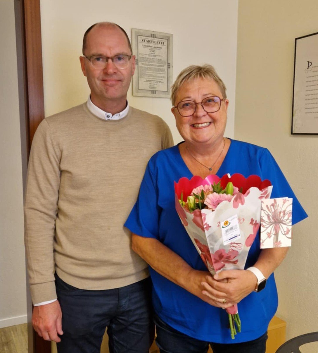 Jón G. Valgeirsson færði Sigrúnu blóm í kveðjuskyni