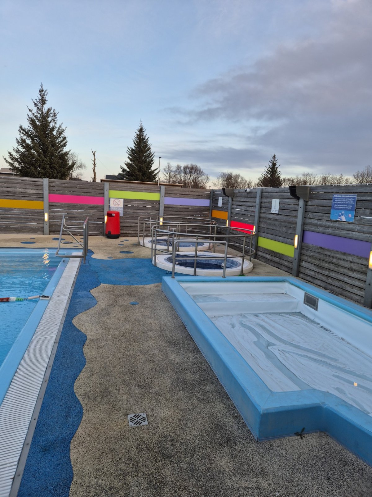 Þrír pottar lokaðir í sundlauginni á Hellu