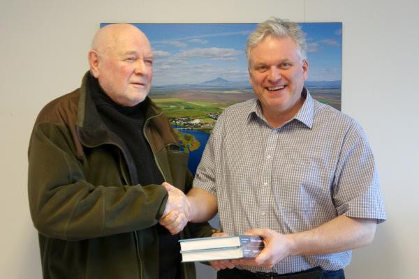 Gunnar Guðmundsson frá Heiðarbrún kom færandi hendi og færði sveitarfélaginu bækurnar að gjöf.