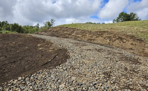 Nýr göngustígur yfir hólinn og endurhönnun svæðis í Ölduhverfinu
