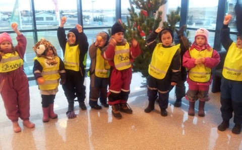 Leikskólabörn skreyta jólatré