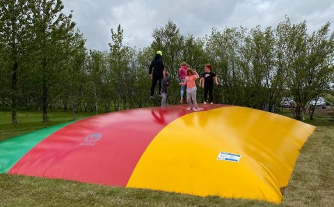 Nýi ærslabelgurinn á útivistarsvæðinu í Nesi