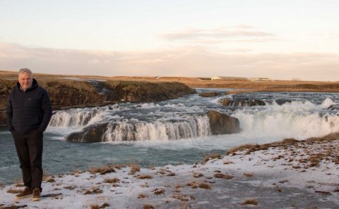 Ágúst Sigurðsson, sveitarstjóri, við Ægissíðufoss.