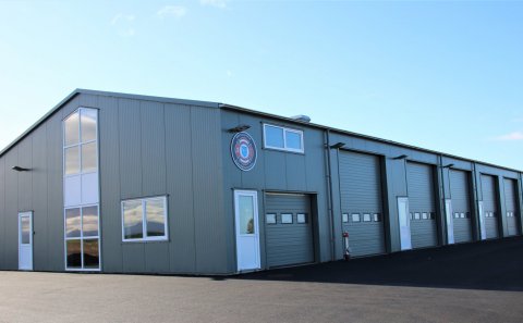 Nýja húsið er glæislegt að utan sem innan.