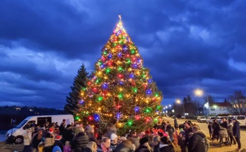 Jólaljósin tendruð við árbakkann á Hellu