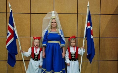 Drífa Nikulásdóttir fjallkona ásamt fylgdarmeyjunum Eldey Yrsu Sveinbjörnsdóttur og Hrafneyju Dís Ma&hellip;