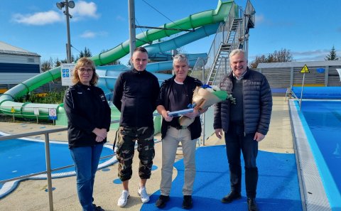 F.v. Hulda Sigurðardóttir starfsmaður íþróttamiðstöðvarinnar á Hellu, Ragnar Jóhannsson Heilsu-, íþr…