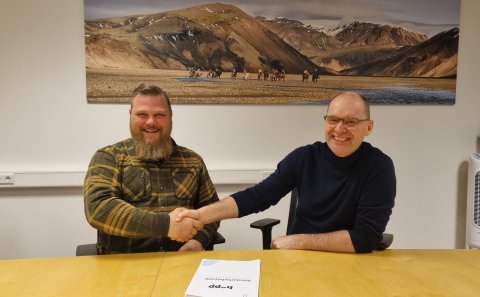 Ársæll Hauksson f.h. Southcoast Adventure og Jón G. Valgeirsson sveitarstjóri við undirritun samstar…