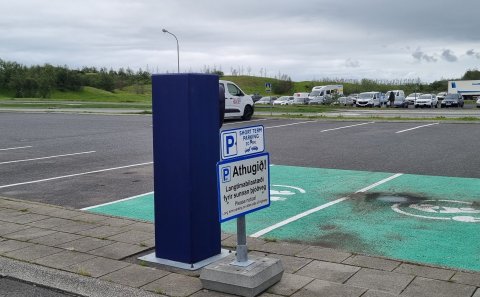 Skilti á íslensku og ensku með skilaboðum um Langtímabílastæði sunnan Suðurlandsvegar.