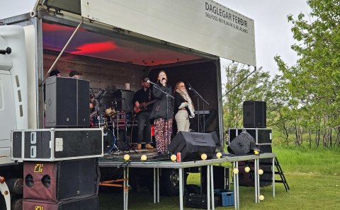 Fríða Hansen og Brynhildur Sighvatsdóttir taka lagið á Árbakkanum