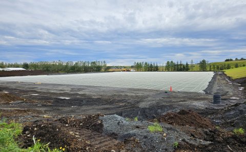 Völlurinn í dag, 7. ágúst 2025. Búið er að leggja hitalagnirnar og næsta skref verður að koma grasin…