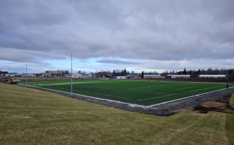 Mynd af vellinum tekin 24. október 2025. Útsýni úr brekkunni austan megin vallarins. Í forgrunni vin…