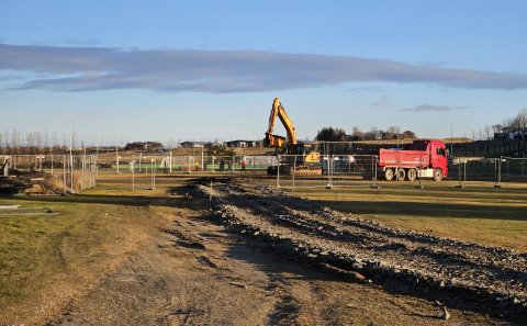 Grafa og flutningabíll á vinnusvæðinu þar sem leikskólinn mun rísa, austan við grunnskólann.