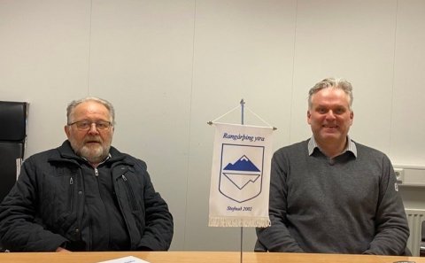 Guðbjörn Ingvarsson f.h. Anna ehf ásamt Ágústi Sigurðssyni sveitarstjóra Rangárþings ytra.