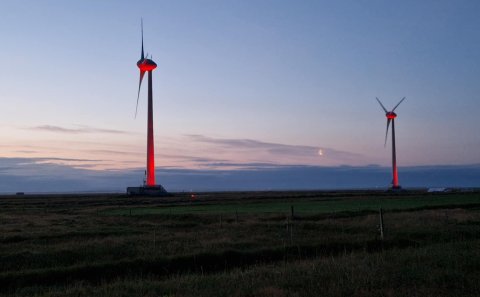 Svona litu vindmyllurnar út með rauðri lýsingu í ljósakiptunum í ágúst.