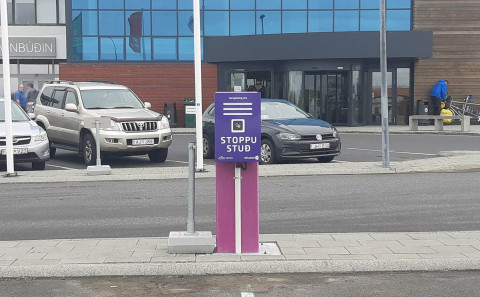 Rafhleðslustöðin fyrir utan Miðjuna á Hellu.