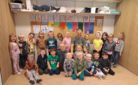 Garðar Þorfinsson héraðsfulltrúi Landgræðslunnar ásamt elsta árgangi Heklukots.