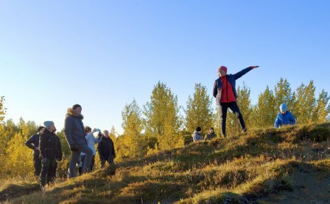 Sigríður Heiðmundsdóttir, formaður Skógræktarfélags Rangæinga, leiðsegir gönguhóp um Bolholtsskóg.