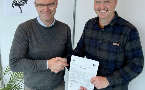 Jón Valgeirsson, sveitarstjóri RY og Eiríkur Vilhelm Sigurðsson, formaður Geysis handsala samninginn…